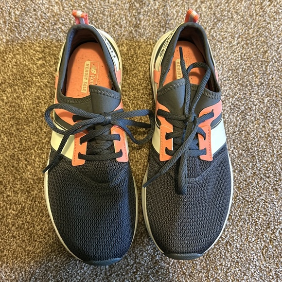 Women’s New Balance shoes - Picture 2 of 6